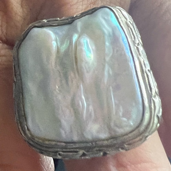 .925. Sterling Silver ring with large Mother of Pearl - Picture 3 of 7